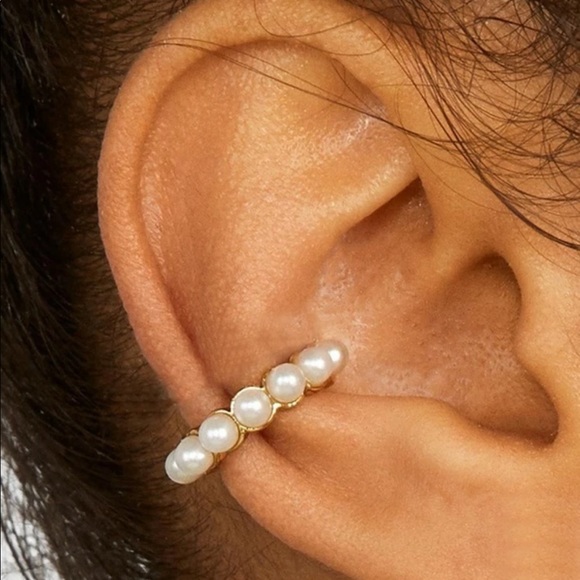 Unbranded Jewelry - 3/$30 💛 Faux Pearl Ear Cuff